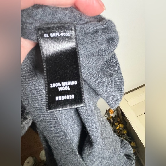 Banana Republic XS 100% merino wool gray sweater vest. EXCELLENT condition! - Picture 4 of 6